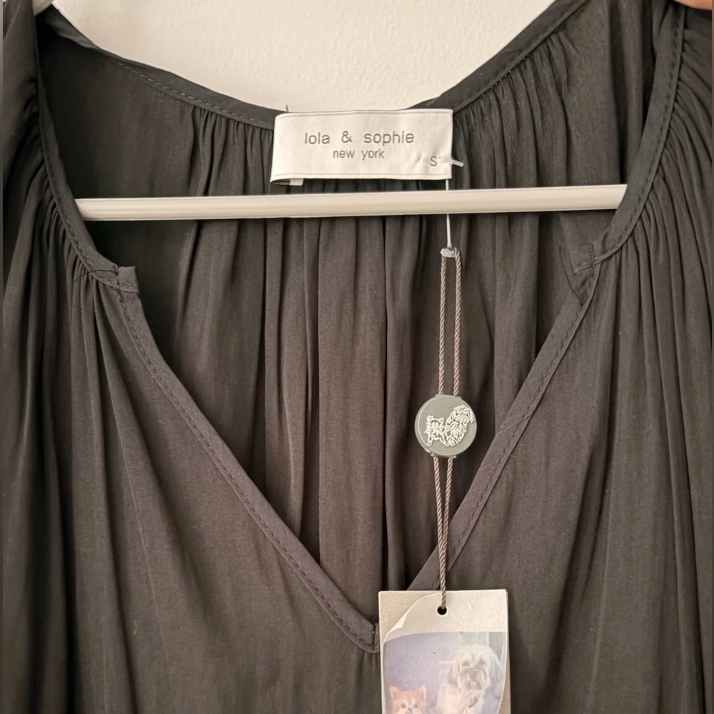 Lola & Sophie Black V-Neck Sleeveless Blouse